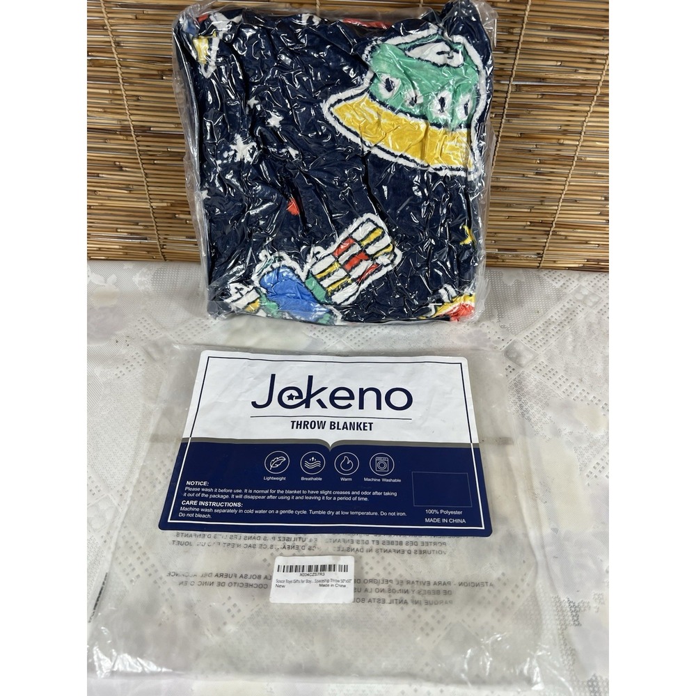 SPACEStoys PLANET-GLOW IN THE DARK - Throw Blanket NEW- 50" X 60"-MULTI-COLOR